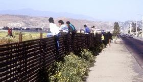 <!--:es-->OTRO “MURO DE LA VERGÜENZA”.- El  Proyecto H.R. 4437, “Ley de control de la inmigración ilegal y el antiterrorismo de 2005”.<!--:-->
