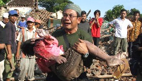 <!--:es-->VOLUNTARIO LLEVA CUERPO DE NIÑO DE 6 AÑOS DESPUES DEL TERREMOTO.-<!--:-->