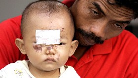 <!--:es-->UN HOMBRE CANTA UNA CANCION A SU HIJA DESPUES DEL TERREMOTO.-<!--:-->