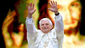 <!--:es-->EL PAPA SALUDA A LOS JOVENES EN CRACOVIA, POLONIA.-<!--:-->