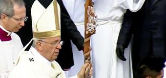 <!--:es-->EL PAPA USA BÁCULO CON LA VIRGEN DESATANUDOS EN LA MISA QUE PRESIDIÓ EN BOLIVIA<!--:-->