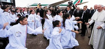 <!--:es-->NIÑOS DEL CORO ATRAPAN AL PAPA FRANCISCO EN LLEGADA A PARAGUAY CON PEDIDO ESPECIAL<!--:-->
