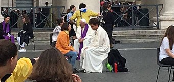 PAPA FRANCISCO SORPRENDE Y CONFIESA A 16 ADOLESCENTES EN PLAZA SAN PEDRO