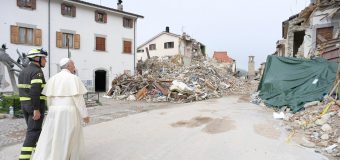 EL PAPA CUMPLE SU PROMESA Y VISITA POR SORPRESA ZONA DEL TERREMOTO EN ITALIA