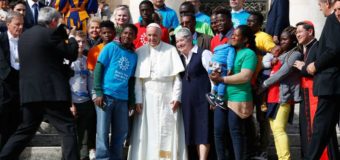 EL PAPA LANZA CAMPAÑA PRO INMIGRANTES DE CÁRITAS Y PIDE ACOGERLOS CON LOS BRAZOS ABIERTOS