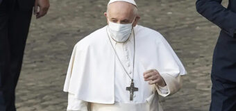 PAPA FRANCISCO PERMANECERÁ UNOS DÍAS MÁS EN EL HOSPITAL, INFORMA EL VATICANO