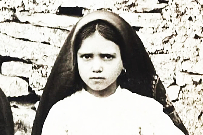 ¿SABÍAS QUE LA VIRGEN DE FÁTIMA SE APARECIÓ A LA PASTORCITA SANTA JACINTA ANTES DE MORIR?