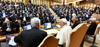 EL PAPA FRANCISCO SE REÚNE CON 300 PÁRROCOS EN EL VATICANO Y LES DA 3 CONSEJOS ESENCIALES