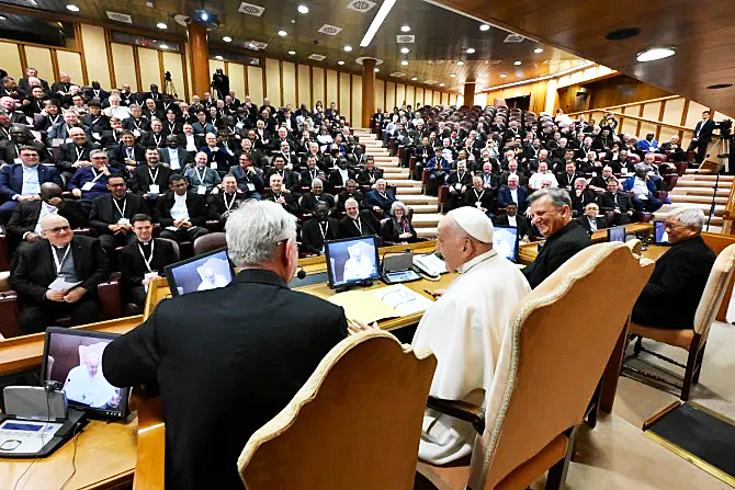 EL PAPA FRANCISCO SE REÚNE CON 300 PÁRROCOS EN EL VATICANO Y LES DA 3 CONSEJOS ESENCIALES