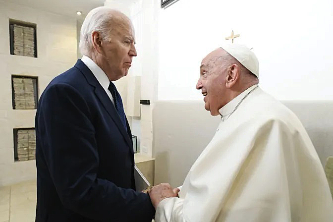 JOE BIDEN SE REUNIÓ CON EL PAPA FRANCISCO EN LA CUMBRE DEL G7 PARA HABLAR DE POLÍTICA EXTERIOR Y CAMBIO CLIMÁTICO