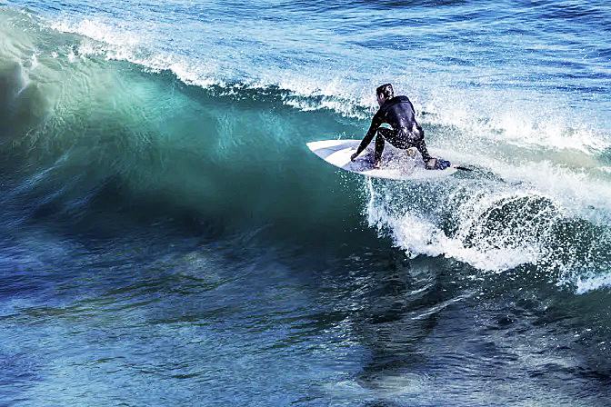 SACERDOTE EXPLICA CÓMO EL SURF LO ACERCA CADA VEZ MÁS A DIOS