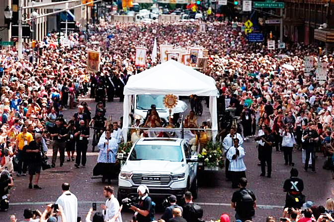 LA MULTITUDINARIA PROCESIÓN EUCARÍSTICA QUE ABARROTÓ LAS CALLES DE INDIANÁPOLIS