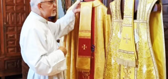 ¿CÓMO SON LAS VESTIDURAS QUE USAN LOS SACERDOTES EN MISA?