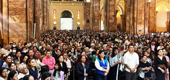 EL “SEÑOR DE LAS AGUAS” SALE A LAS CALLES EN EL SUR DE ECUADOR Y ROMPE LA SEQUÍA CON INESPERADA LLUVIA