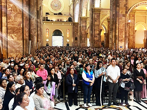 EL “SEÑOR DE LAS AGUAS” SALE A LAS CALLES EN EL SUR DE ECUADOR Y ROMPE LA SEQUÍA CON INESPERADA LLUVIA
