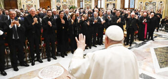 EL PAPA PIDE ACOMPAÑAR A PAREJAS NO CASADAS O DIVORCIADOS “SIN CERRARLES PUERTAS”