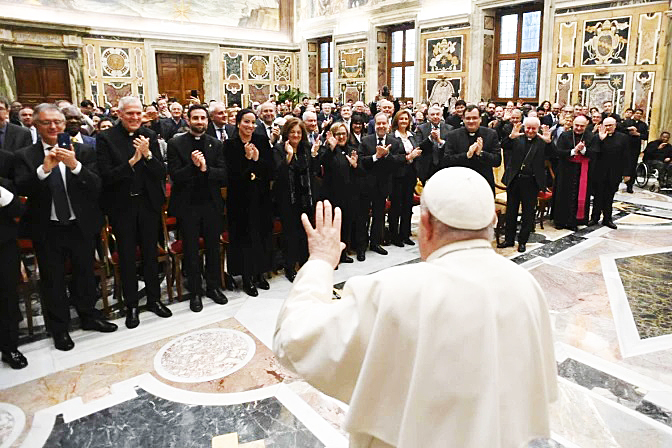 EL PAPA PIDE ACOMPAÑAR A PAREJAS NO CASADAS O DIVORCIADOS “SIN CERRARLES PUERTAS”