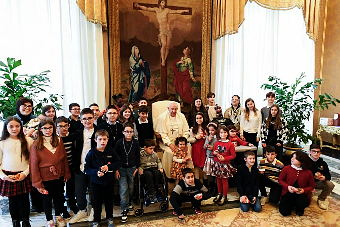 LA NAVIDAD NO ES SÓLO UNA CENA: HAY QUE IR A LA IGLESIA Y MIRAR EL PESEBRE, AFIRMA EL PAPA FRANCISCO