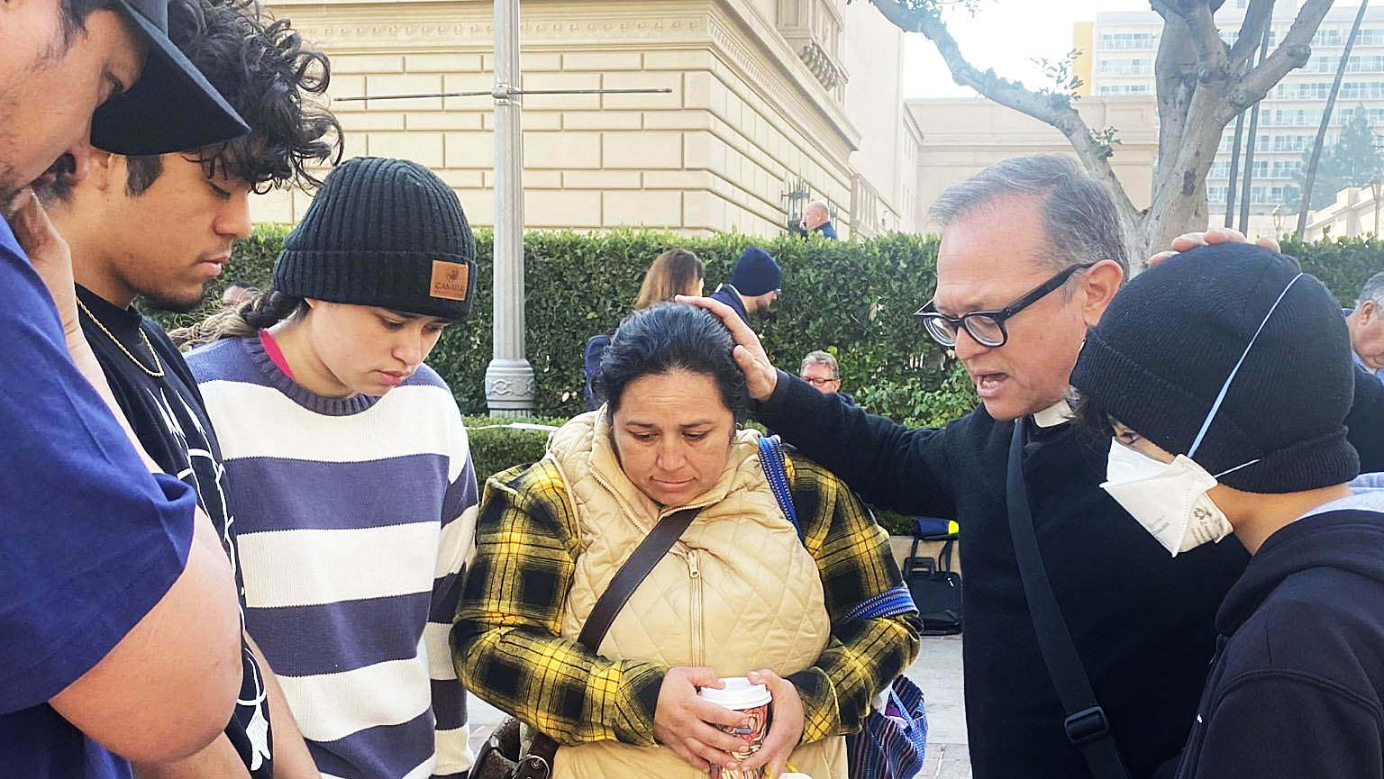 LOS REFUGIADOS DEL INCENDIO DE PASADENA RECIBEN AYUDA DE MUCHAS FORMAS