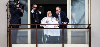 EL PAPA FRANCISCO IMPARTE LA BENDICIÓN APOSTÓLICA DESDE EL HOSPITAL ANTES DE REGRESAR AL VATICANO