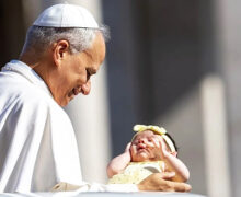 EL PAPA LEÓN XIV Y TODA LA IGLESIA REZAN HOY POR LA PAZ DEL MUNDO: “QUE LOS CORAZONES SE LIBEREN DEL ODIO”