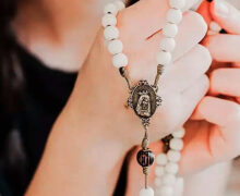 CATÓLICOS SE UNEN EN VIGILIAS DE ORACIÓN FRENTE A CENTROS DE DETENCIÓN DEL ICE EN BALTIMORE