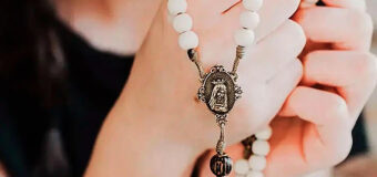 CATÓLICOS SE UNEN EN VIGILIAS DE ORACIÓN FRENTE A CENTROS DE DETENCIÓN DEL ICE