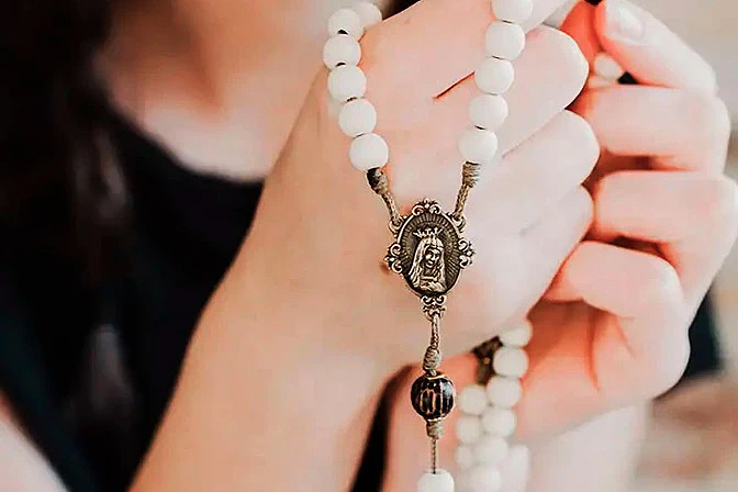 CATÓLICOS SE UNEN EN VIGILIAS DE ORACIÓN FRENTE A CENTROS DE DETENCIÓN DEL ICE