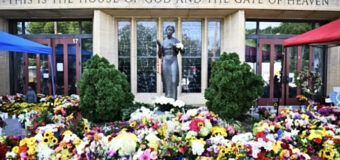 ARZOBISPO EN EE.UU. REALIZA RITO DE REPARACIÓN TRAS TIROTEO QUE DEJÓ 2 NIÑOS FALLECIDOS EN UNA IGLESIA