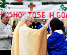 LA CÁRCEL DE MUJERES MÁS GRANDE DE LA CIUDAD DE LOS ÁNGELES RECIBE AL ARZOBISPO