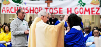 LA CÁRCEL DE MUJERES MÁS GRANDE DE LA CIUDAD DE LOS ÁNGELES RECIBE AL ARZOBISPO