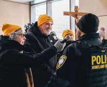 JUEZ DICE QUE ICE DEBE PERMITIR IMPOSICIÓN DE CENIZAS Y DISTRIBUCIÓN DE LA COMUNIÓN EN CENTRO DE DETENCIÓN DE ILLINOIS