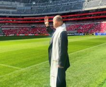 OBISPO CATÓLICO BENDICE ESTADIO DE FÚTBOL DONDE SE INAUGURARÁ LA COPA MUNDIAL