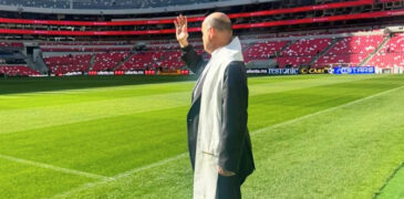 OBISPO CATÓLICO BENDICE ESTADIO DE FÚTBOL DONDE SE INAUGURARÁ LA COPA MUNDIAL