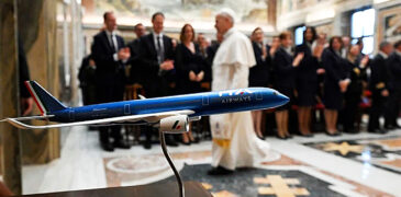 EL PAPA LEÓN XIV: “LOS BOMBARDEOS AÉREOS DEBERÍAN HABER SIDO PROHIBIDOS PARA SIEMPRE”