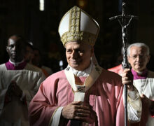 ¿POR QUÉ LOS SACERDOTES VISTEN DE ROSA ESTE DOMINGO?