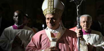 ¿POR QUÉ LOS SACERDOTES VISTEN DE ROSA ESTE DOMINGO?