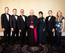 ¡SORPRESA! EL ARZOBISPO GOMEZ RECIBE SU PROPIO PREMIO