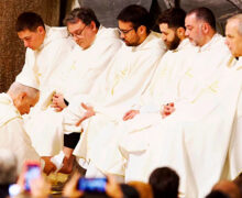 EL PAPA LEÓN XIV LAVA LOS PIES A 12 SACERDOTES DURANTE LA MISA DE JUEVES SANTO