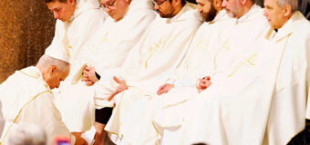 EL PAPA LEÓN XIV LAVA LOS PIES A 12 SACERDOTES DURANTE LA MISA DE JUEVES SANTO