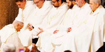 EL PAPA LEÓN XIV LAVA LOS PIES A 12 SACERDOTES DURANTE LA MISA DE JUEVES SANTO